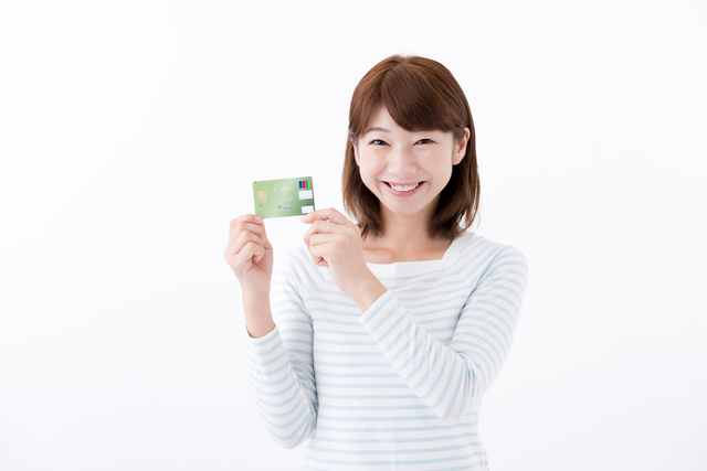 クレジットカードを持つ女性